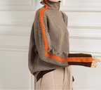 Rullekravesweater med Farveblok-Detalje i farven Grøn, set bagfra