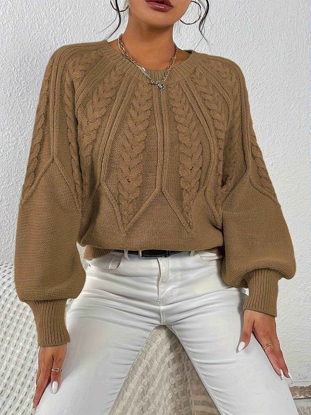 Afslappet kabelstrikket sweater, helfigur foto
