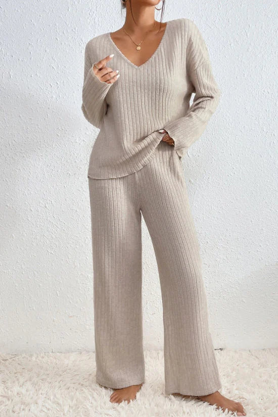 Ribstrikket Loungesæt i farven Beige, set forfra