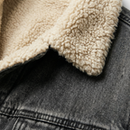 Lang Denimfrakke med Fåreskindsfor til Damer – set fra siden