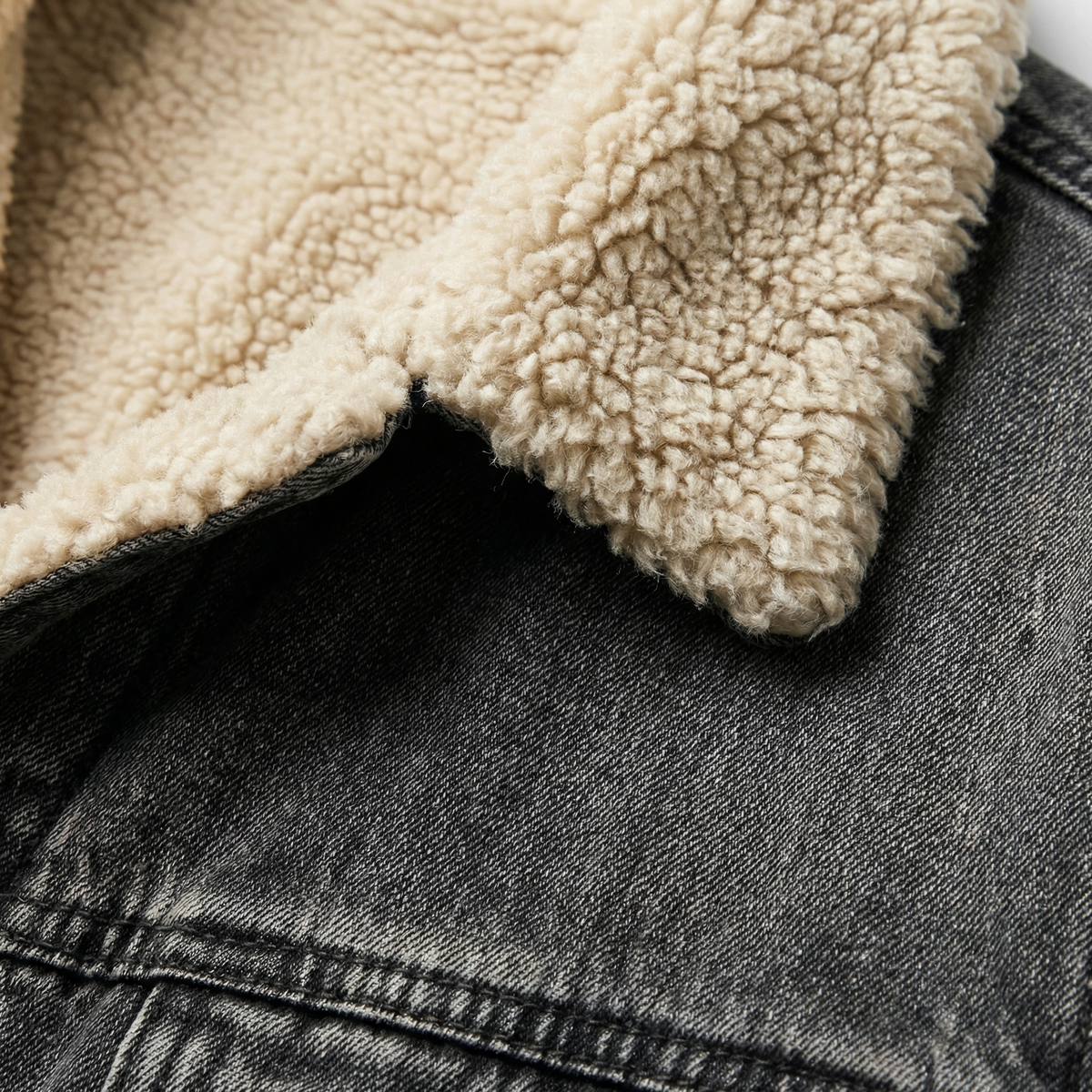 Lang Denimfrakke med Fåreskindsfor til Damer – set fra siden