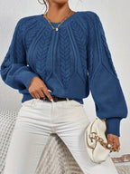 Afslappet kabelstrikket sweater, båret med jeans