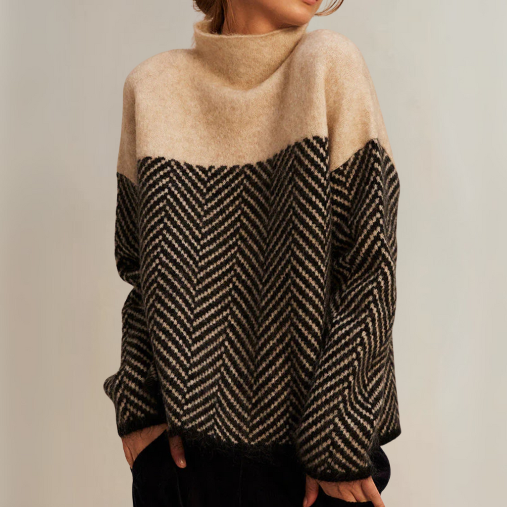 Rullekravesweater med Sildebensmønster i farven Beige, set forfra