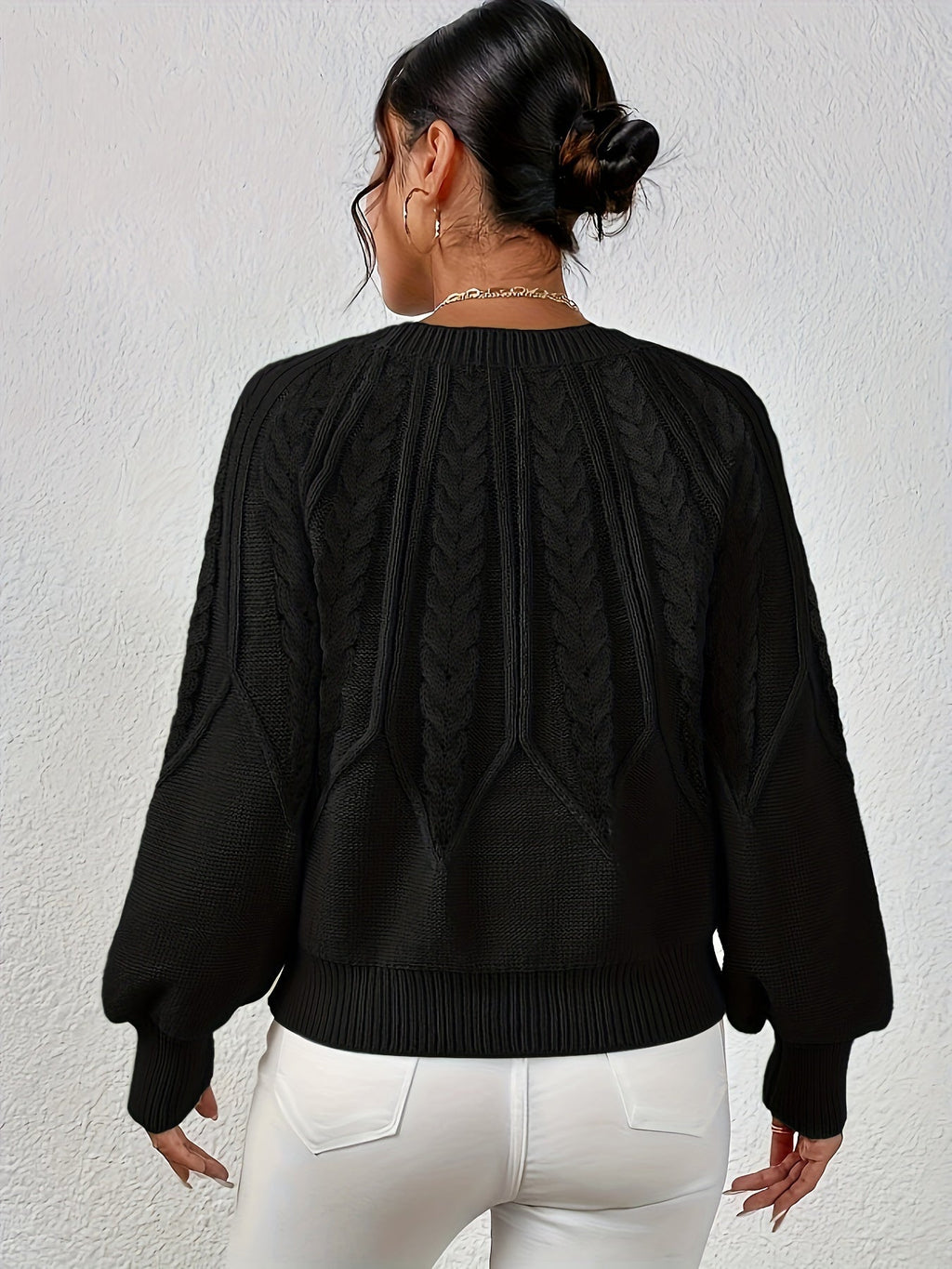 Afslappet kabelstrikket sweater, gående model