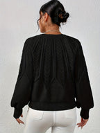Afslappet kabelstrikket sweater, gående model