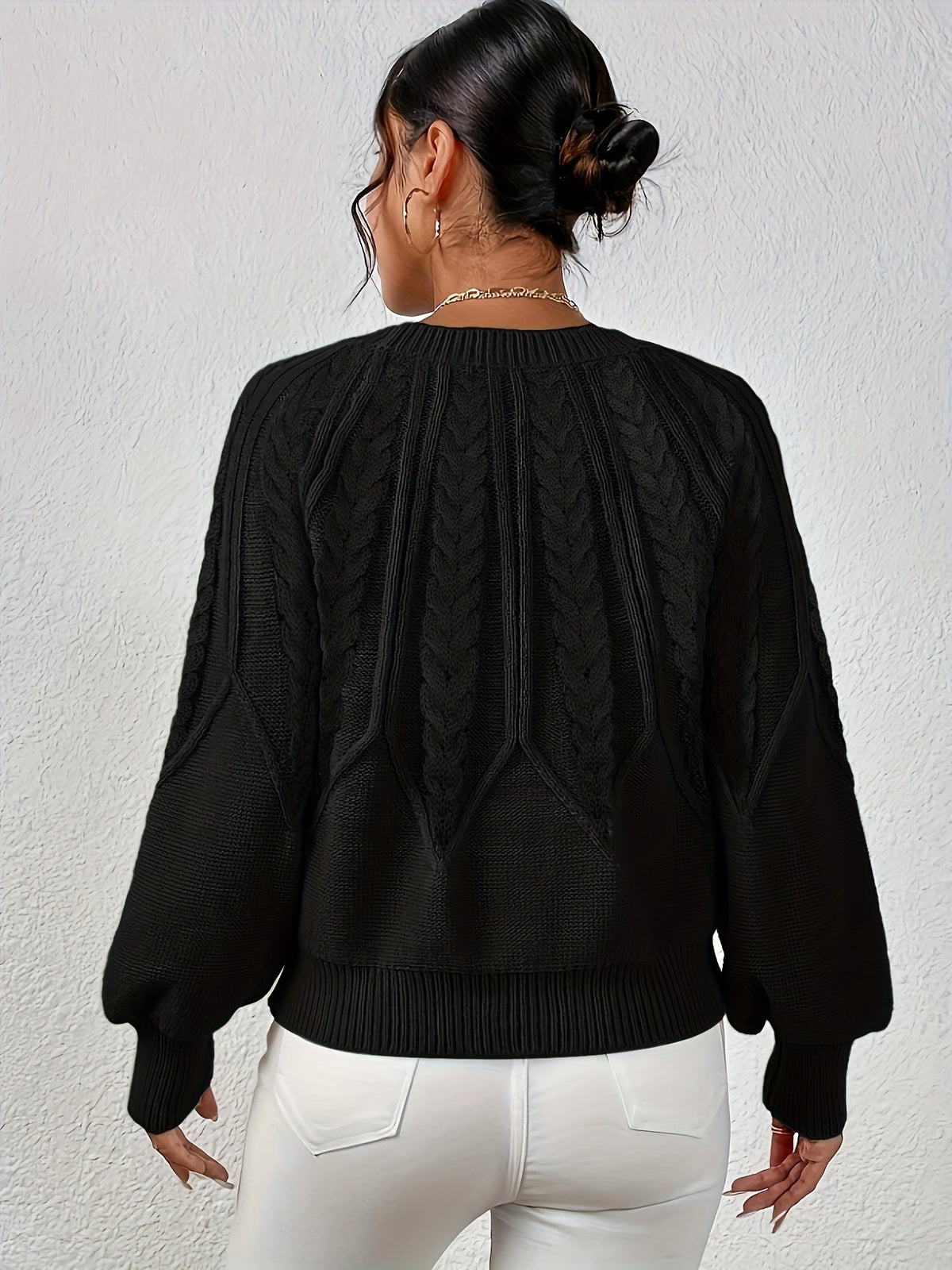 Afslappet kabelstrikket sweater, gående model