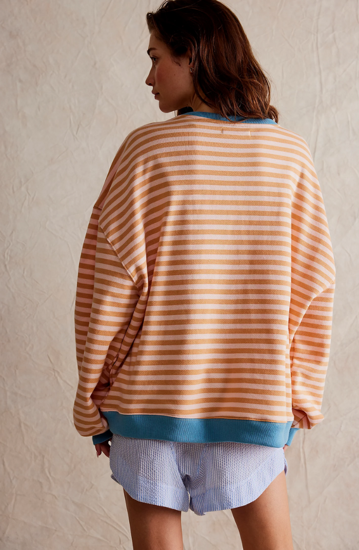Oversized Stribet Sweater til Damer – på model