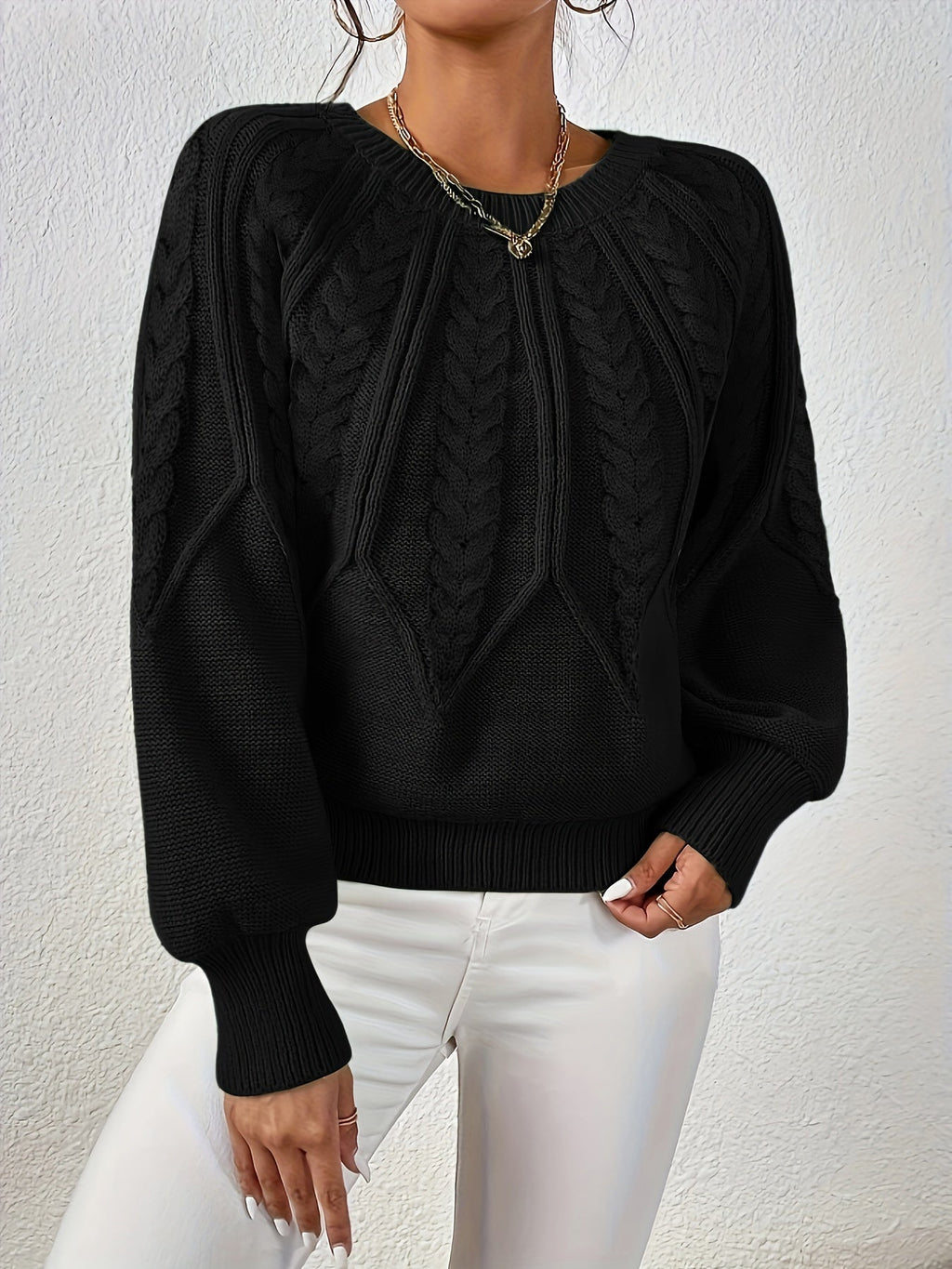 Afslappet kabelstrikket sweater, båret over bluse