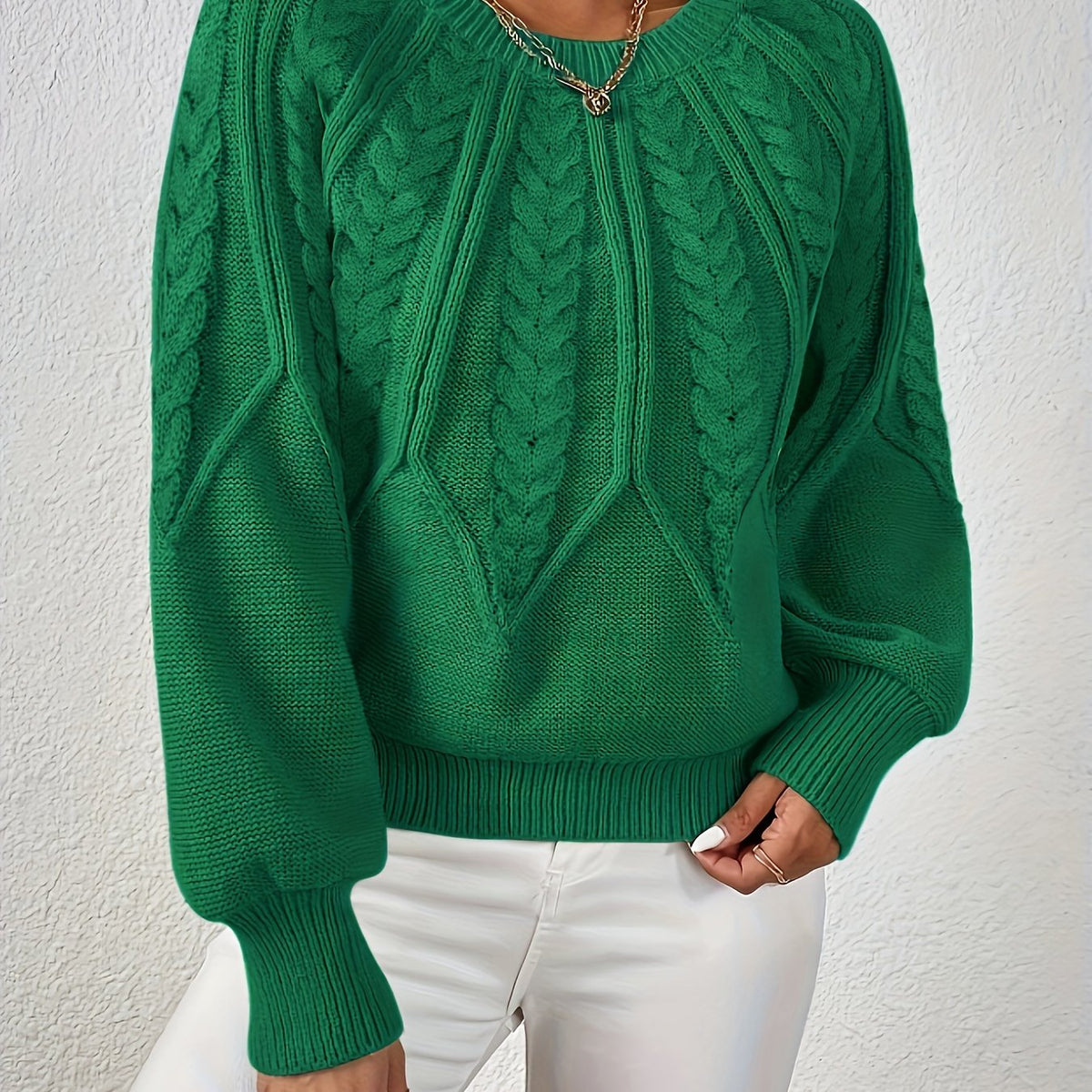 Afslappet kabelstrikket sweater, detalje af lukning