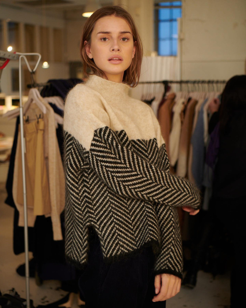 Rullekravesweater med Sildebensmønster i farven Lilla, vist fra siden