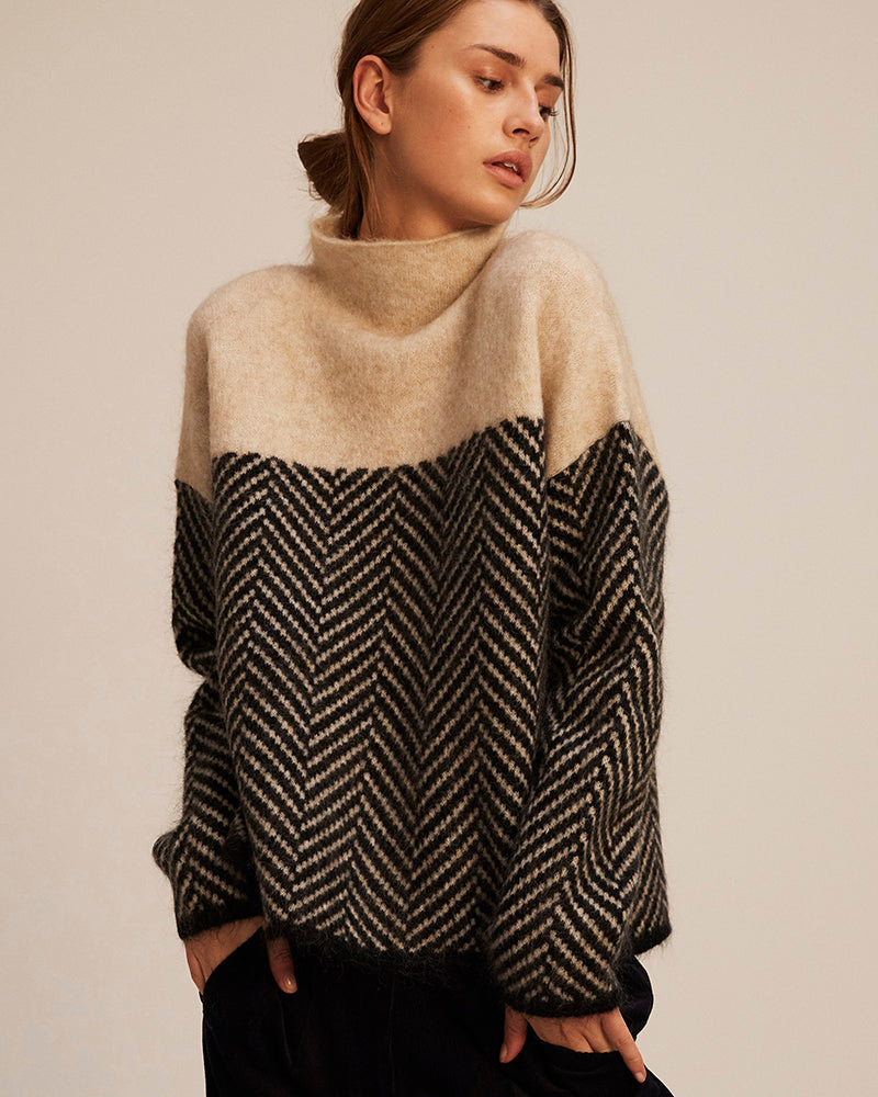 Rullekravesweater med Sildebensmønster i farven Marineblå, set bagfra