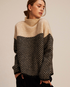 Rullekravesweater med Sildebensmønster i farven Marineblå, set bagfra