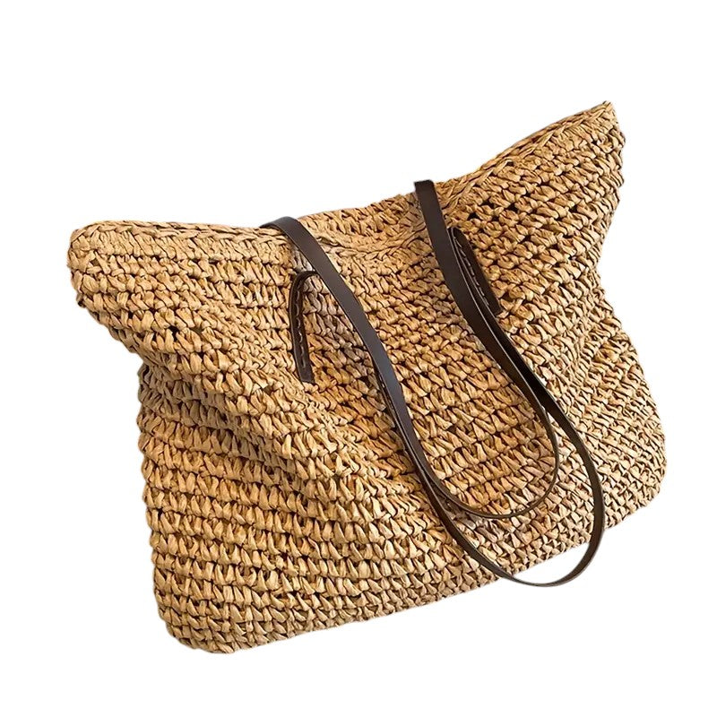 Strandtaske set fra siden med det flettede materiale
