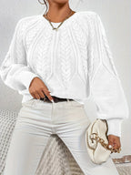 Afslappet kabelstrikket sweater, båret med jeans