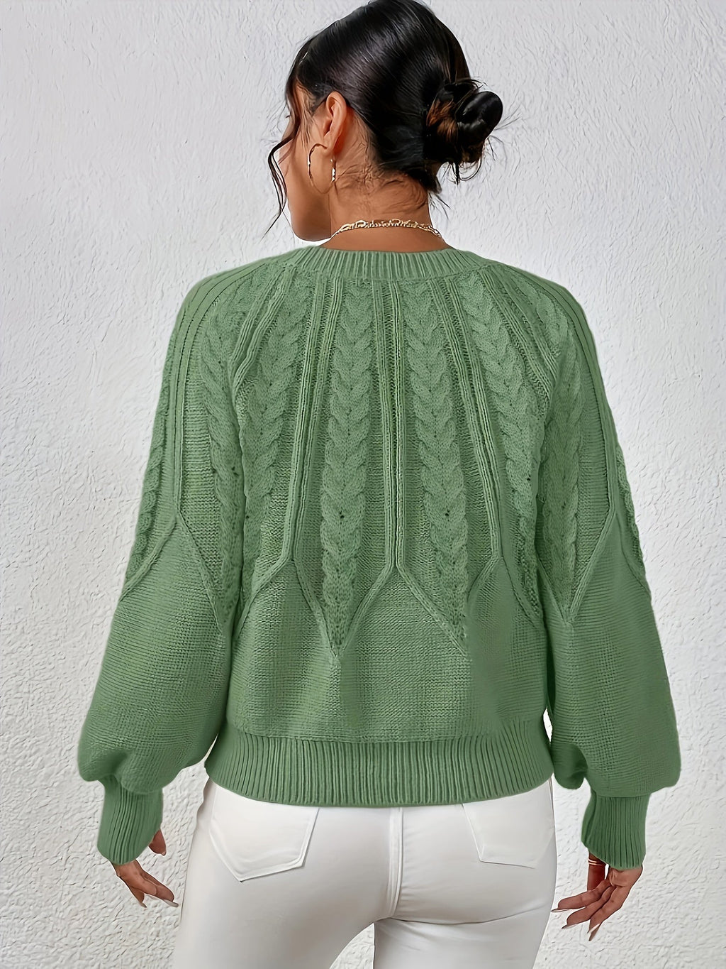 Afslappet kabelstrikket sweater, set forfra