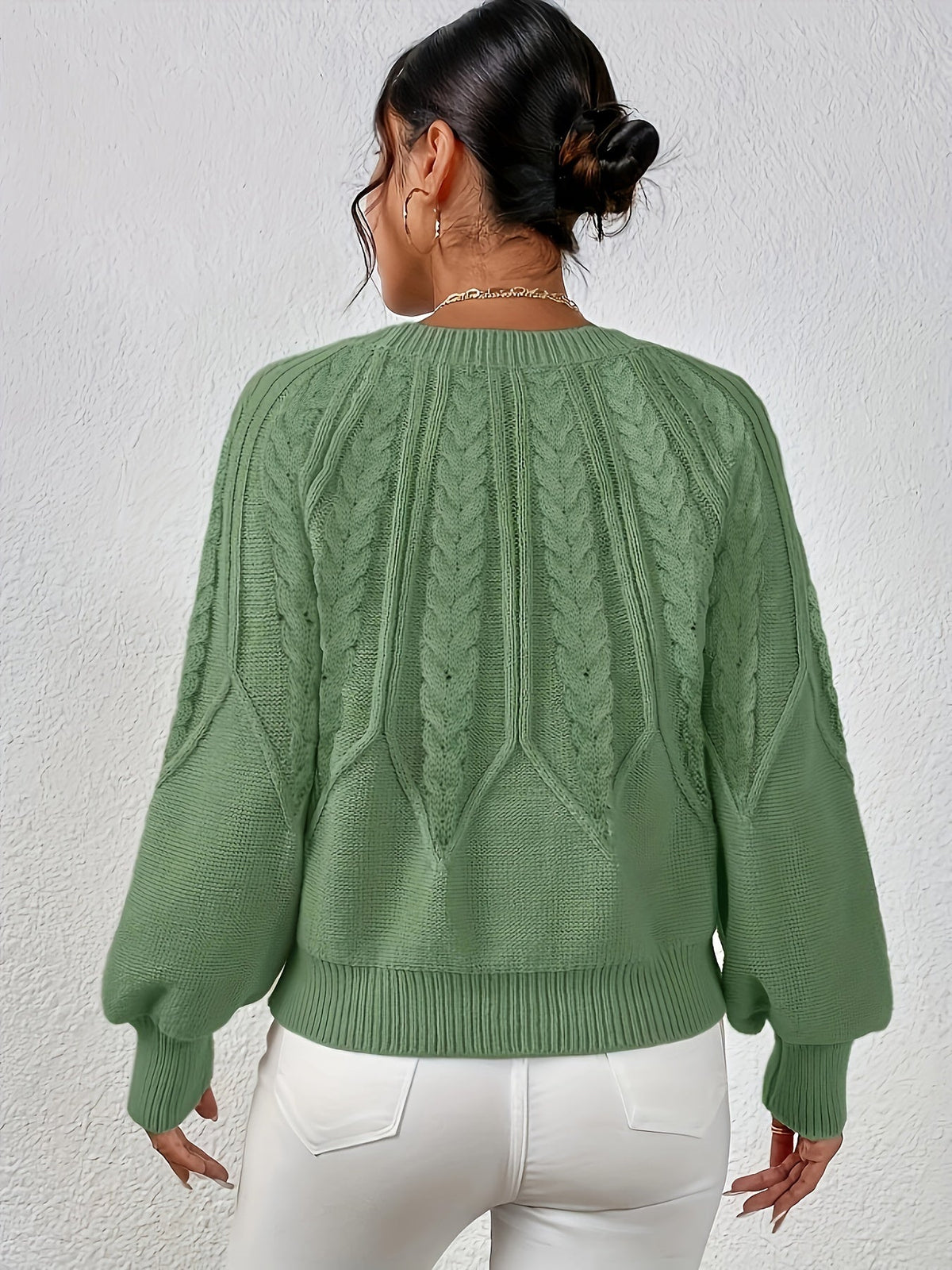 Afslappet kabelstrikket sweater, set forfra