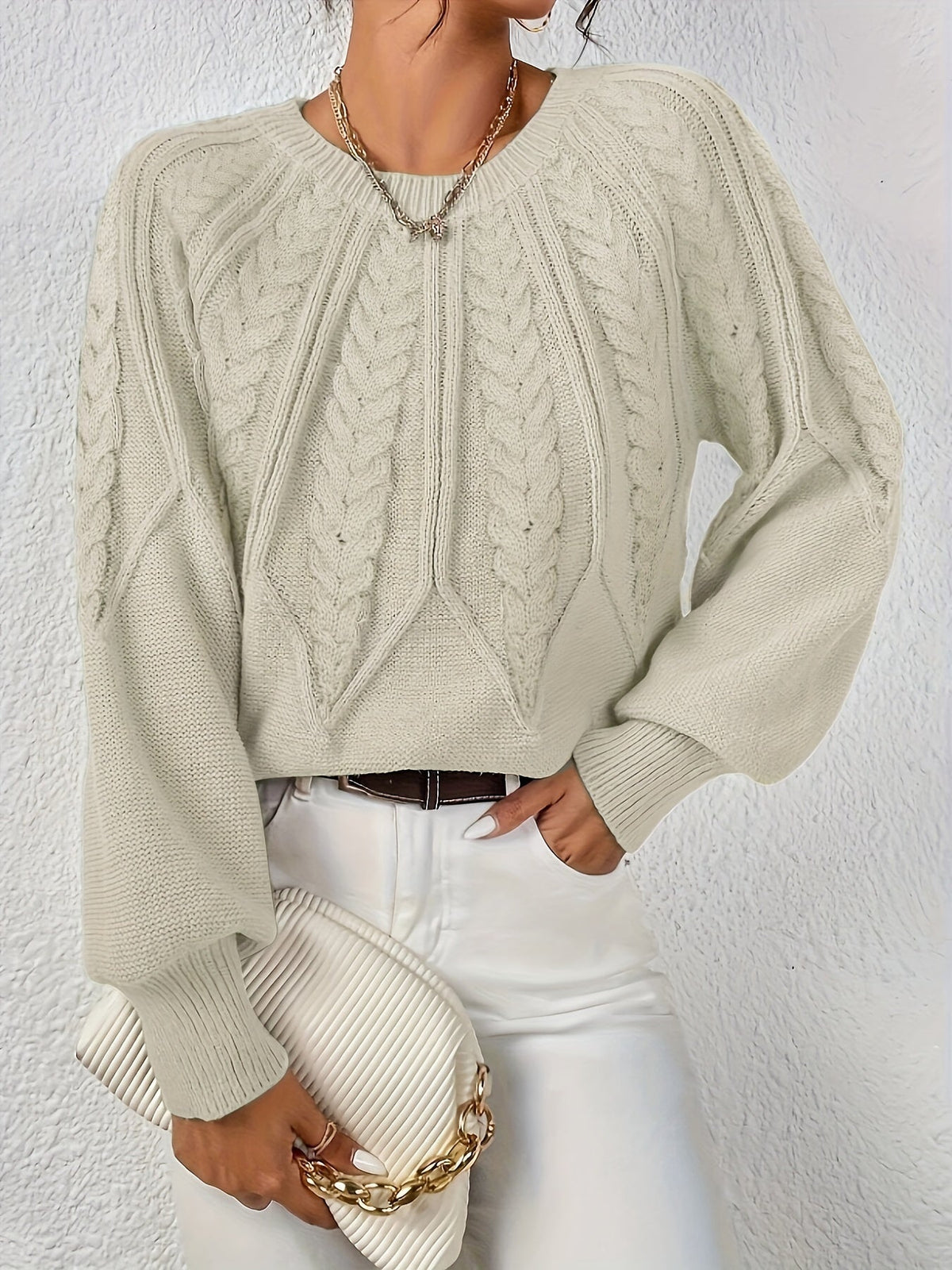 Afslappet kabelstrikket sweater, close-up af ærme