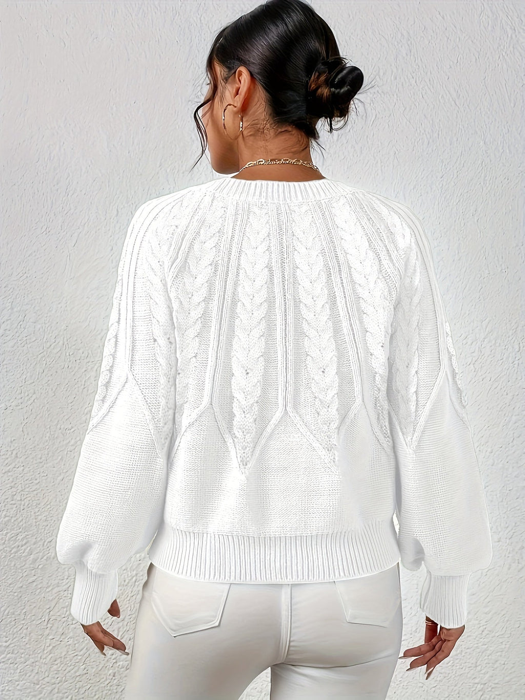 Afslappet kabelstrikket sweater, set forfra