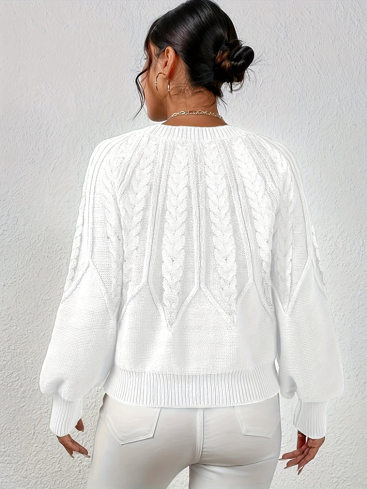 Afslappet kabelstrikket sweater, set forfra