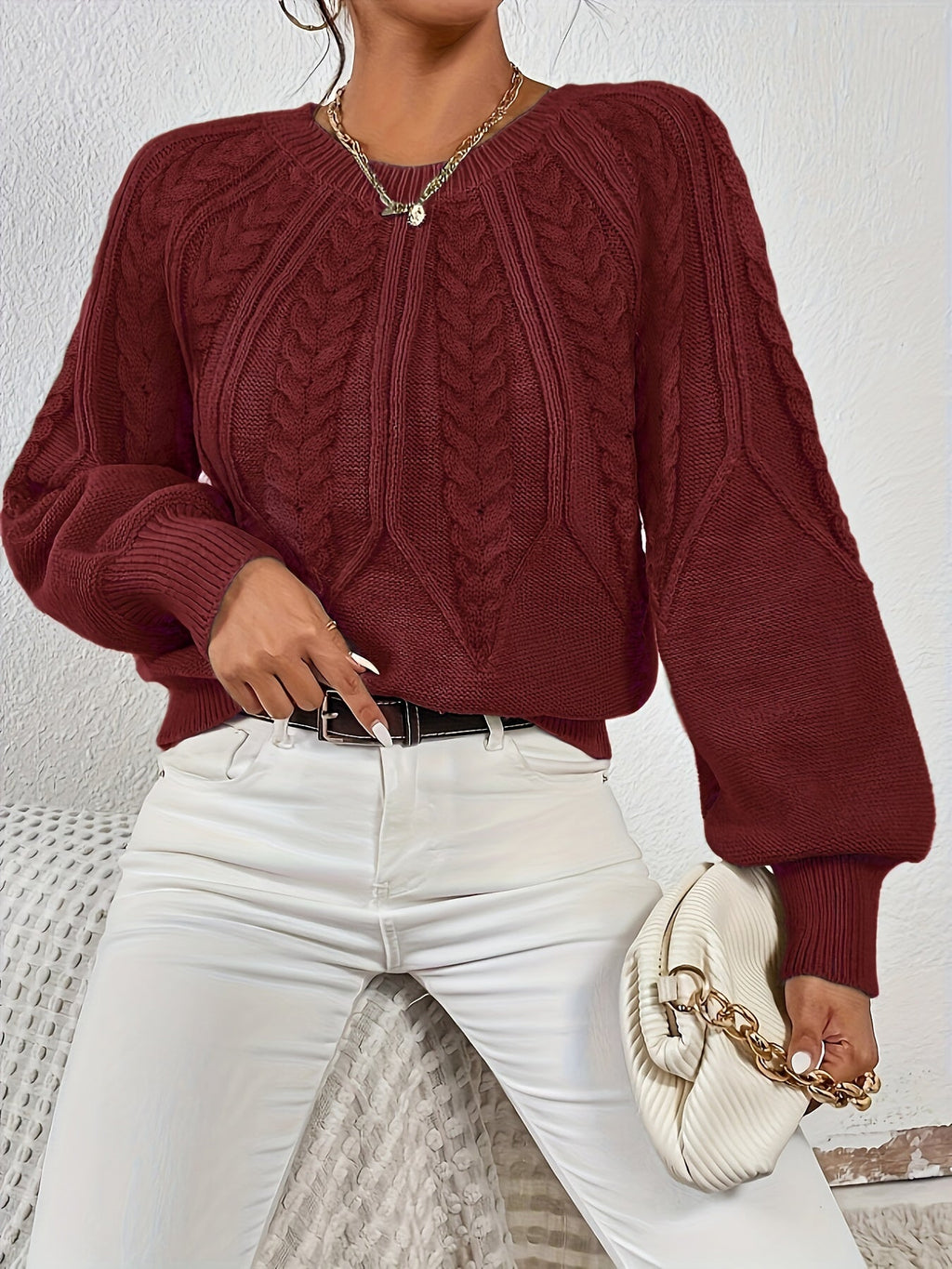 Afslappet kabelstrikket sweater, detalje af lukning