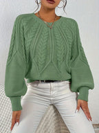 Afslappet kabelstrikket sweater, set bagfra