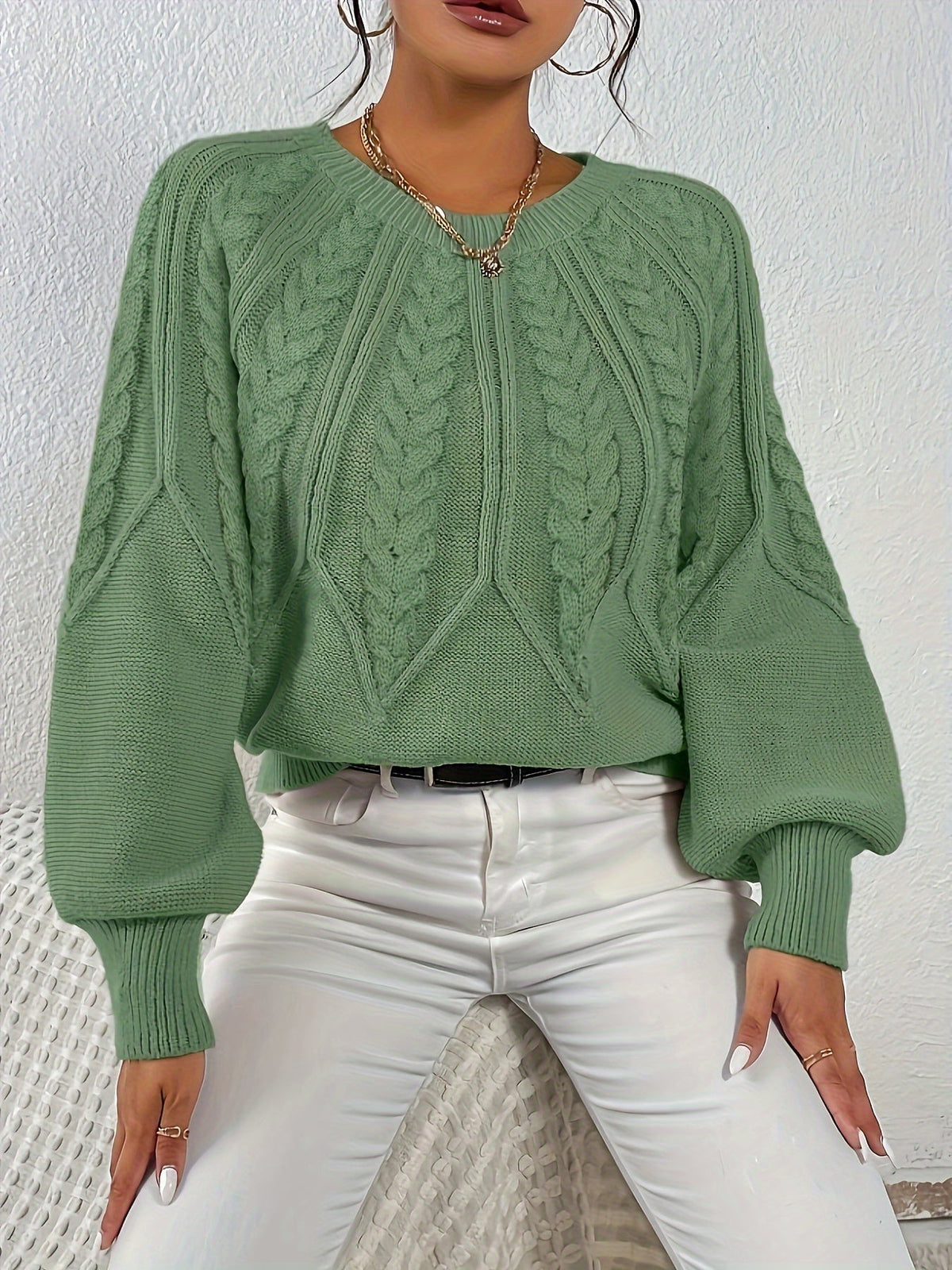 Afslappet kabelstrikket sweater, set bagfra