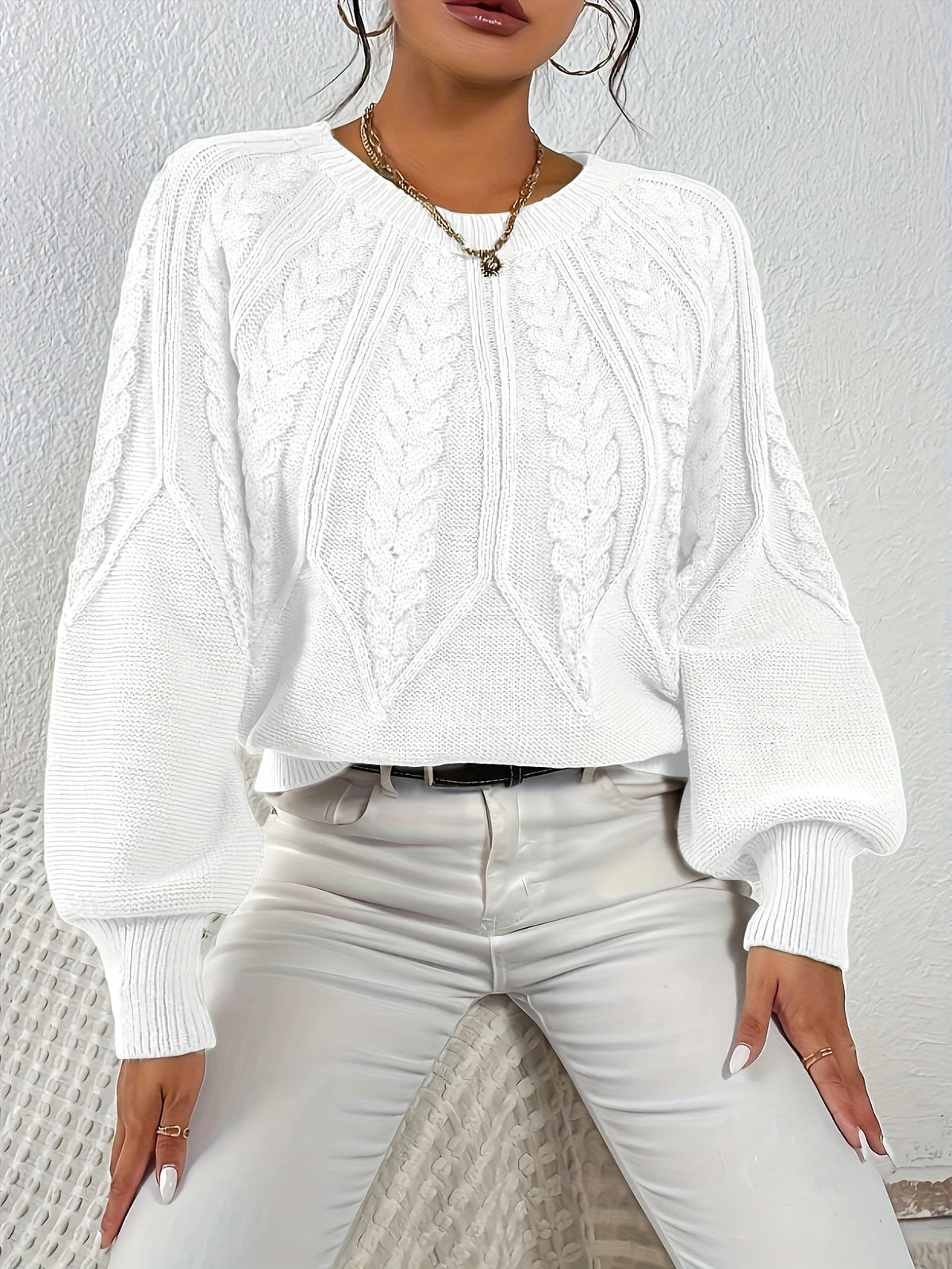 Afslappet kabelstrikket sweater, detalje af strikstruktur