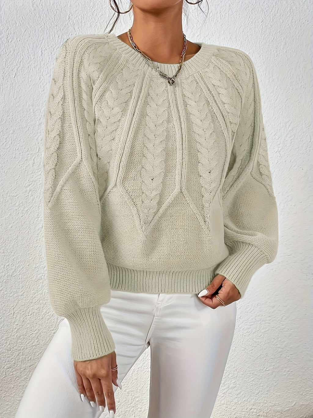 Afslappet kabelstrikket sweater, siddende model