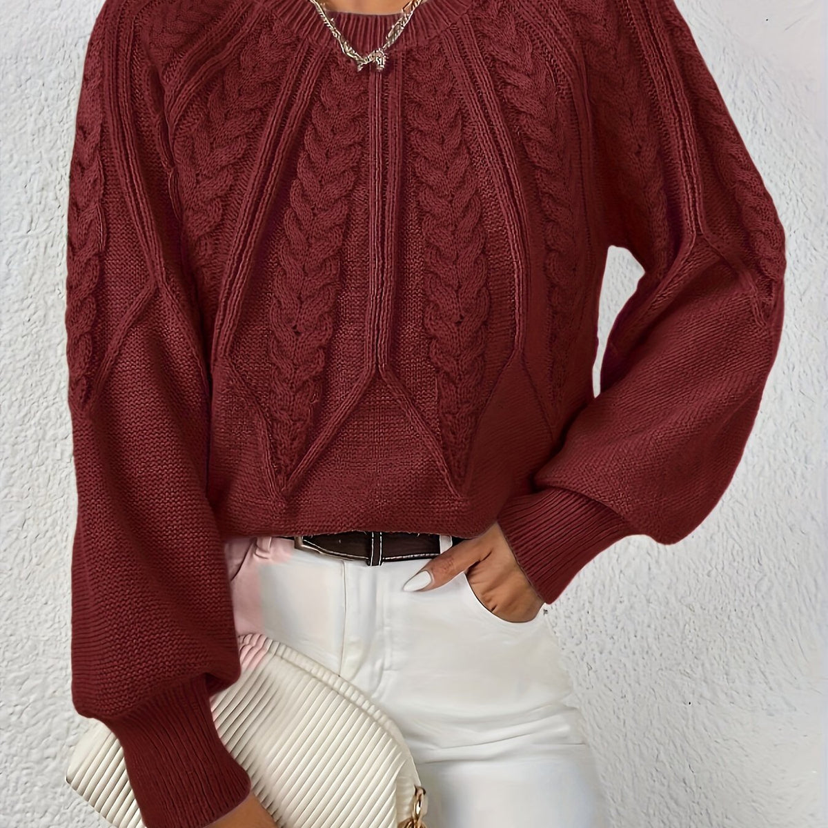 Afslappet kabelstrikket sweater, close-up af søm