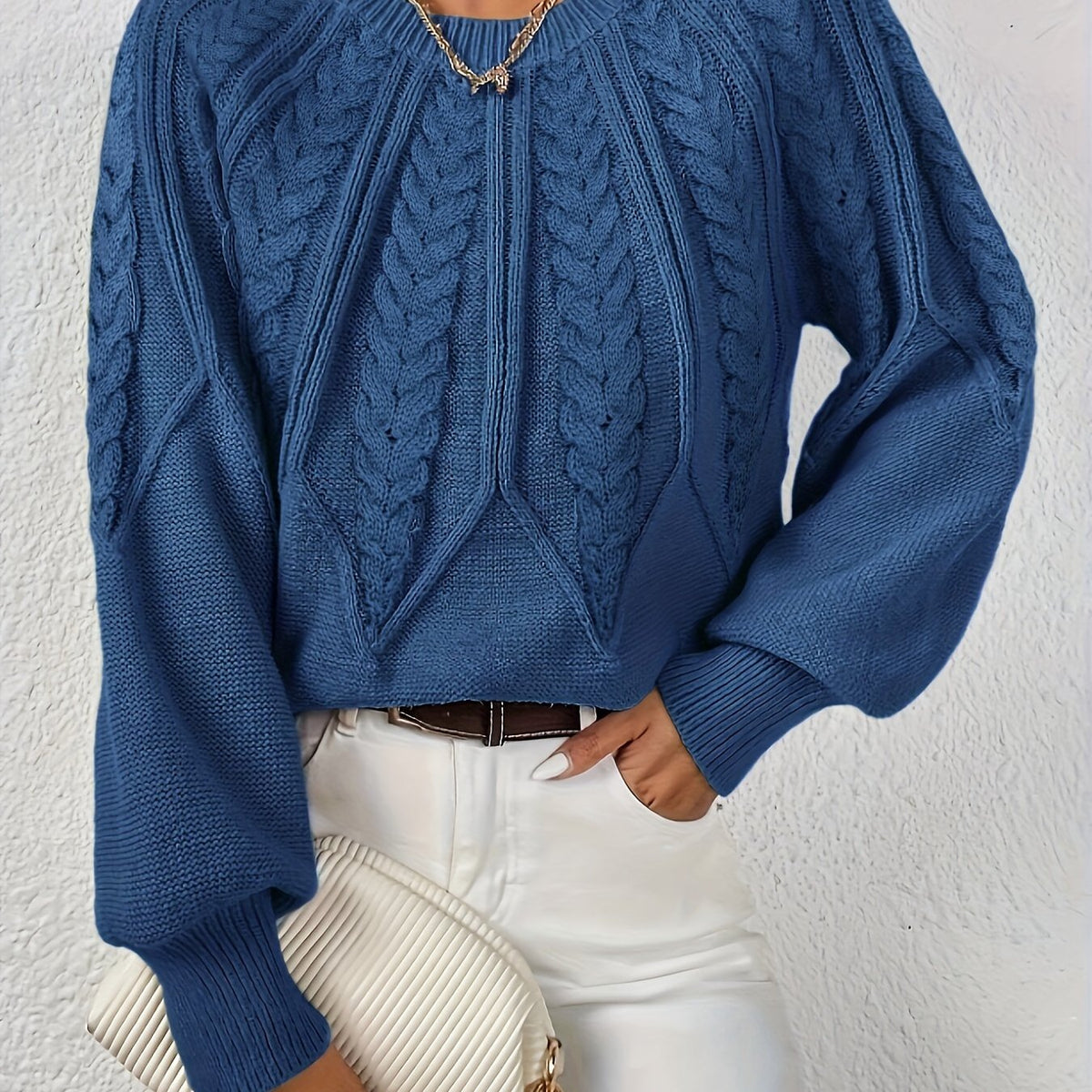 Afslappet kabelstrikket sweater, stående model