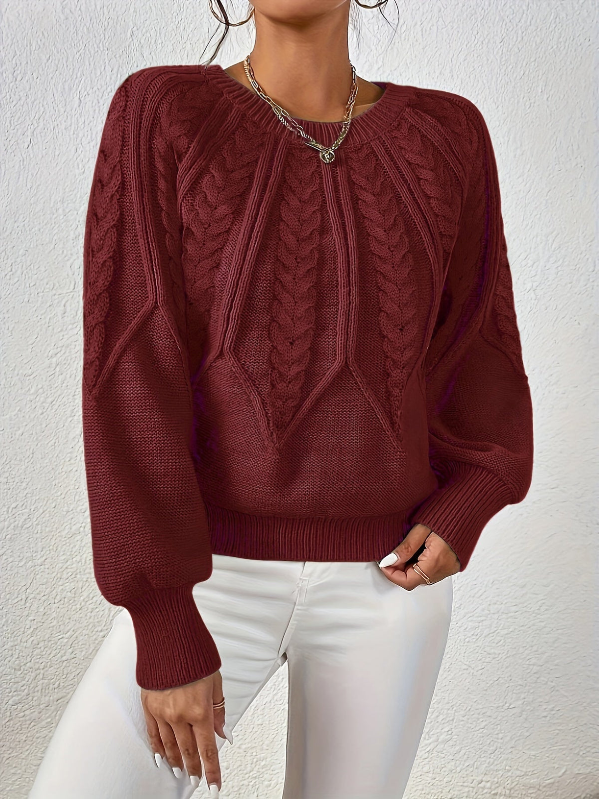 Afslappet kabelstrikket sweater, stående model