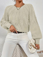 Afslappet kabelstrikket sweater, detalje af halskant