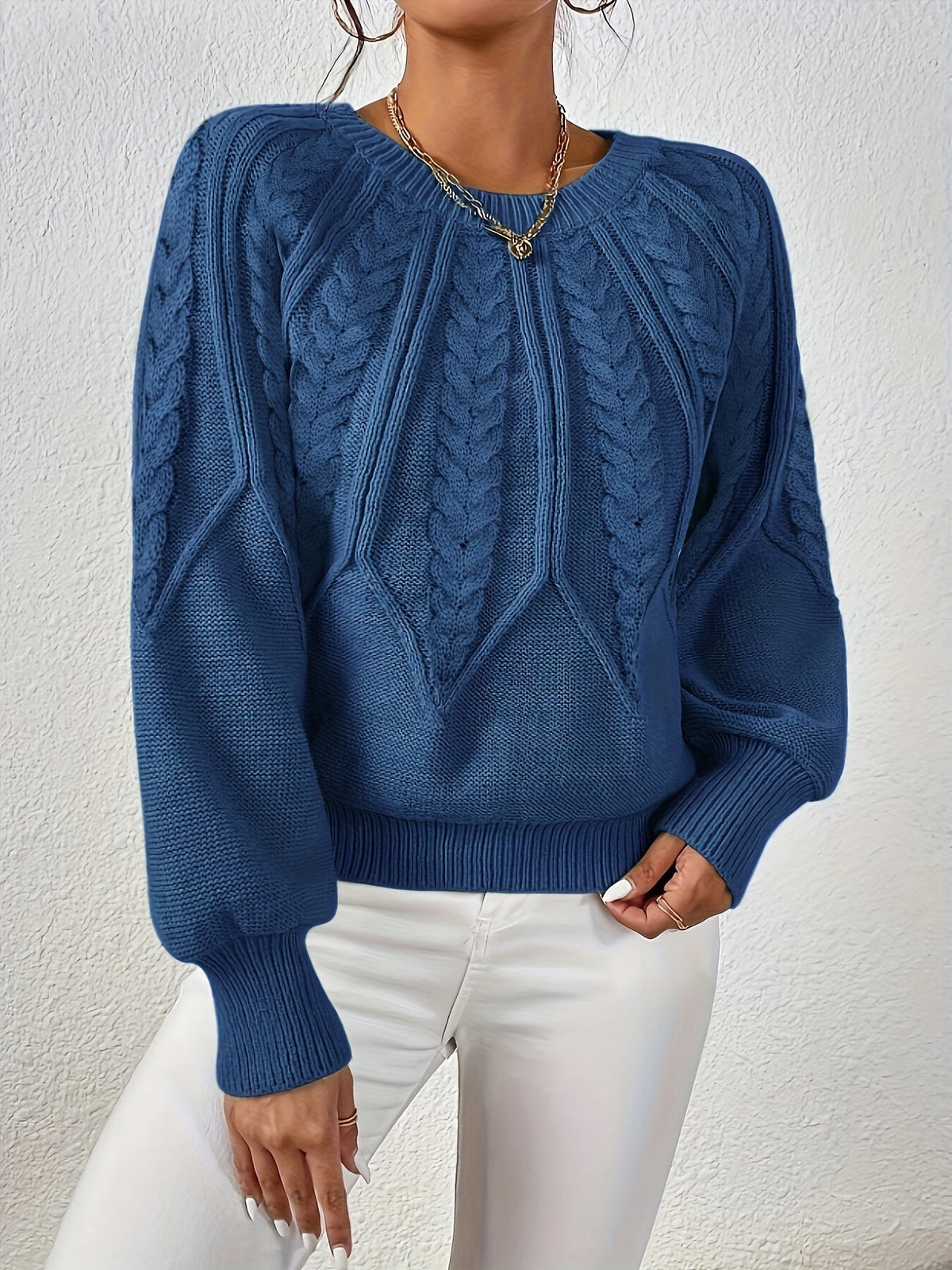 Afslappet kabelstrikket sweater, detalje af strikstruktur