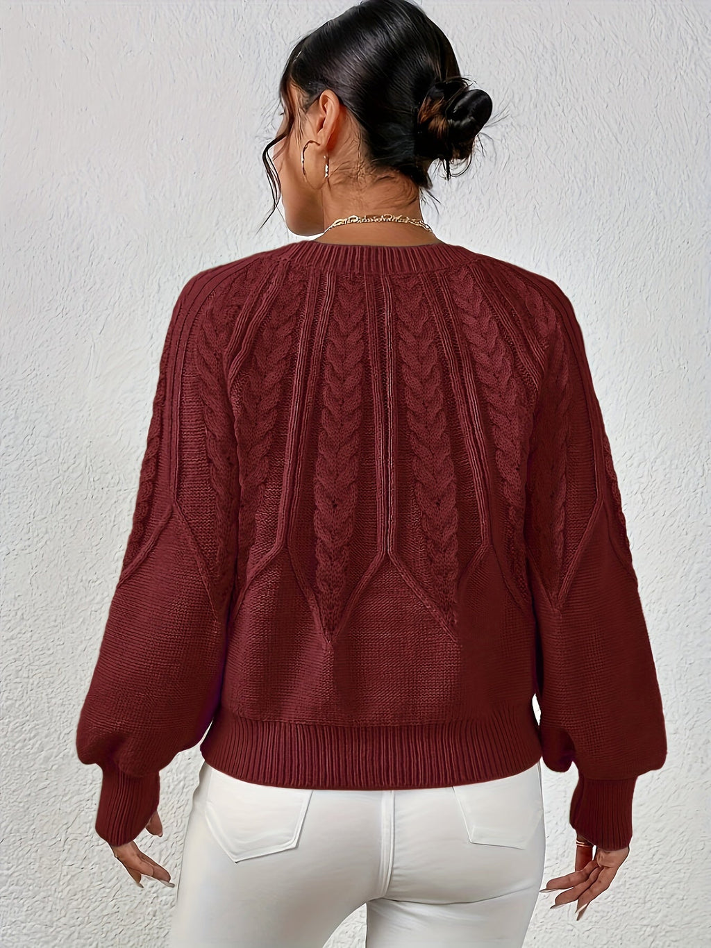 Afslappet kabelstrikket sweater, gående model