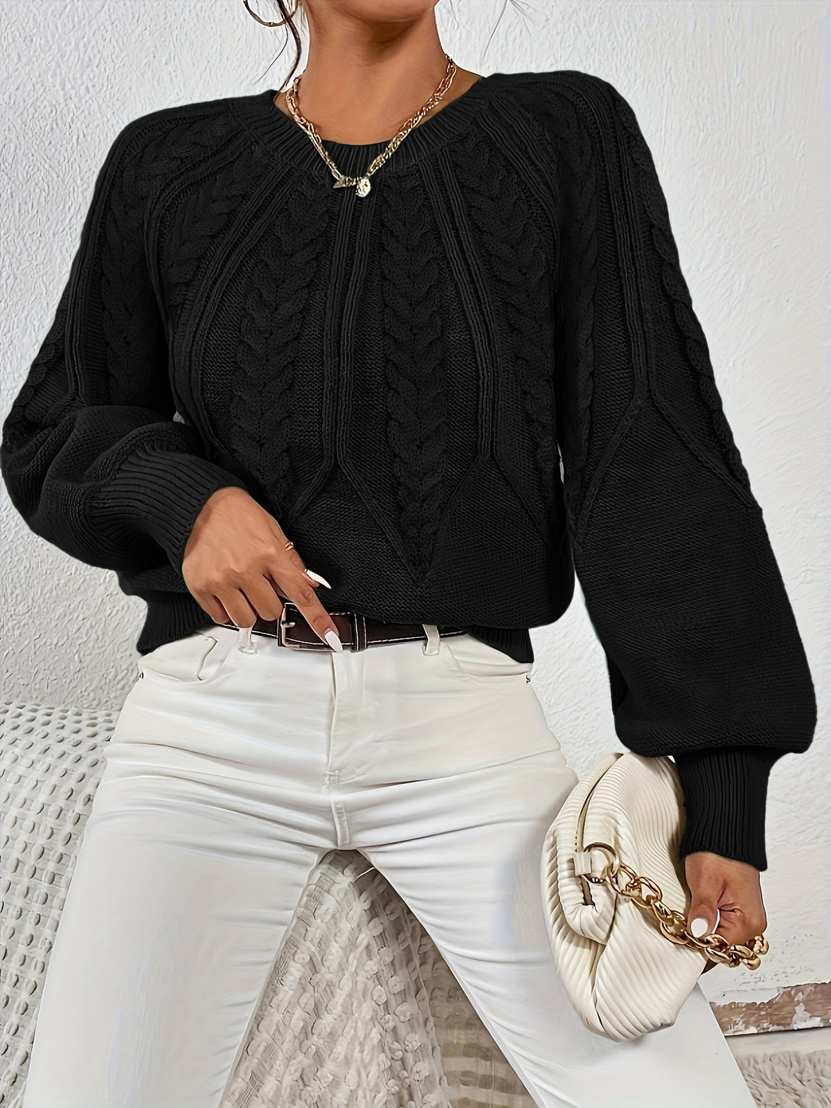 Afslappet kabelstrikket sweater, detalje af lukning