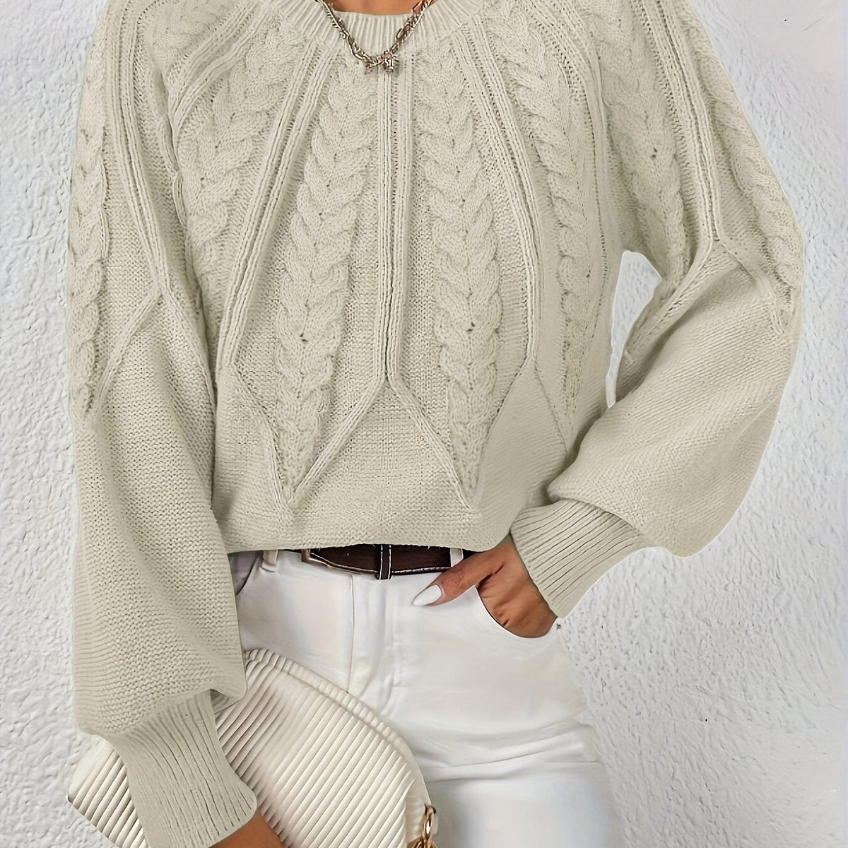 Afslappet kabelstrikket sweater, gående model