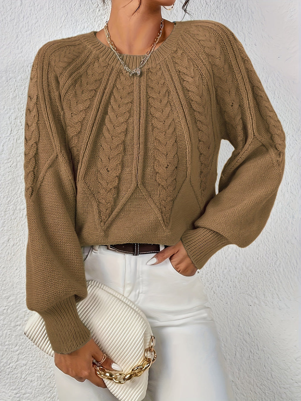 Afslappet kabelstrikket sweater, close-up af ærme