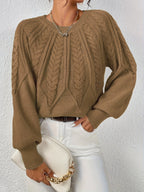 Afslappet kabelstrikket sweater, close-up af ærme
