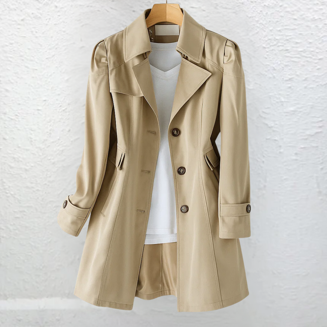 Trenchcoat, båret med kjole