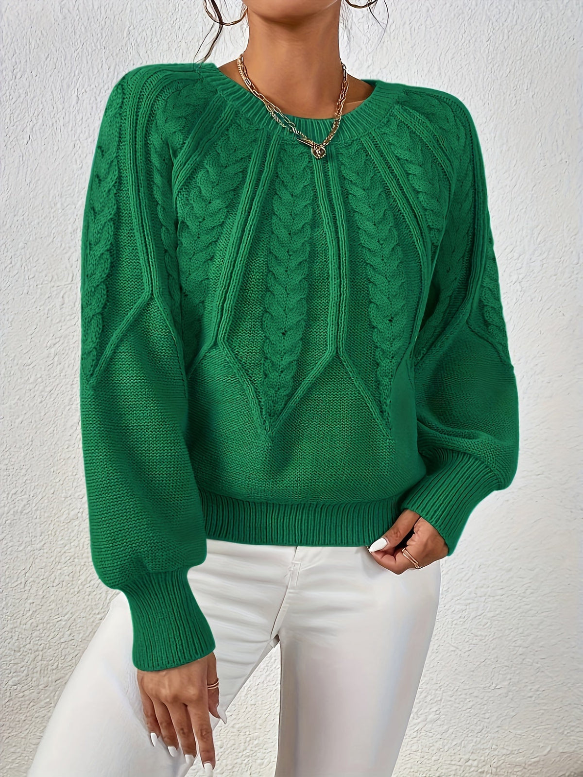 Afslappet kabelstrikket sweater, close-up af ærme