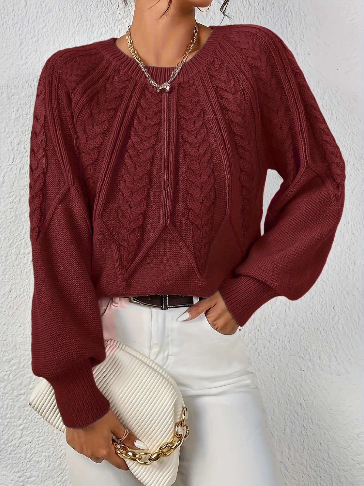 Afslappet kabelstrikket sweater, båret over bluse