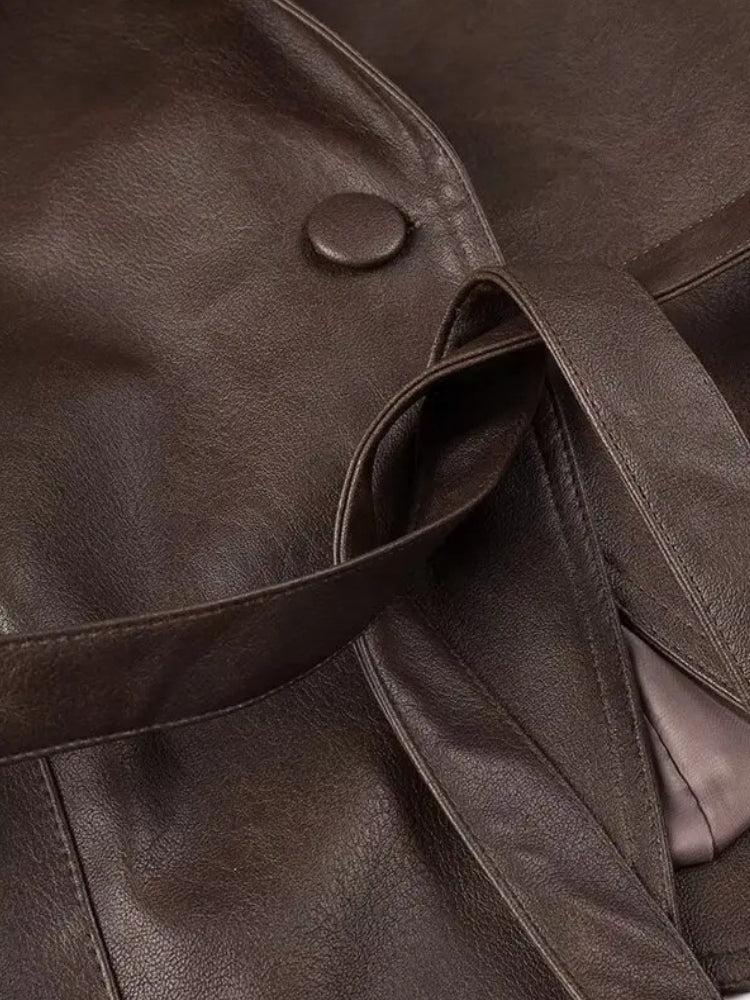 Struktureret kunstlæderjakke til damer – på model, styling-eksempel