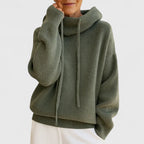 Kvinde iført oversized strikket hoodie til damer set forfra