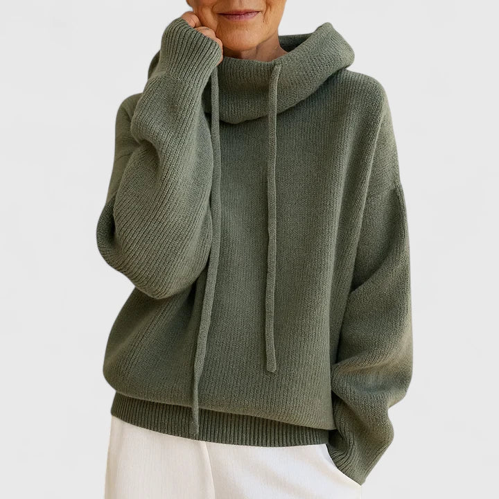 Kvinde iført oversized strikket hoodie til damer set forfra