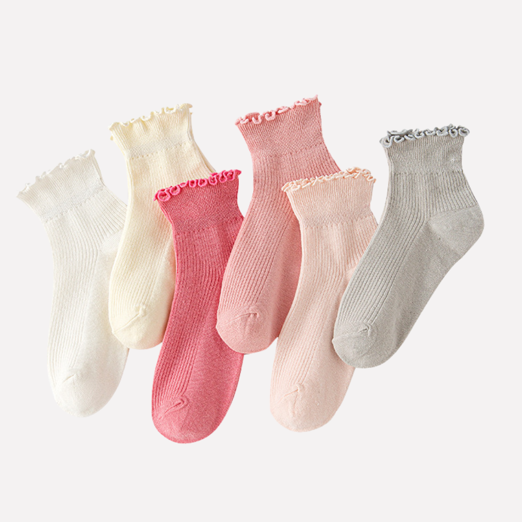 Ankelsokker med rufflekant, styled med sneakers