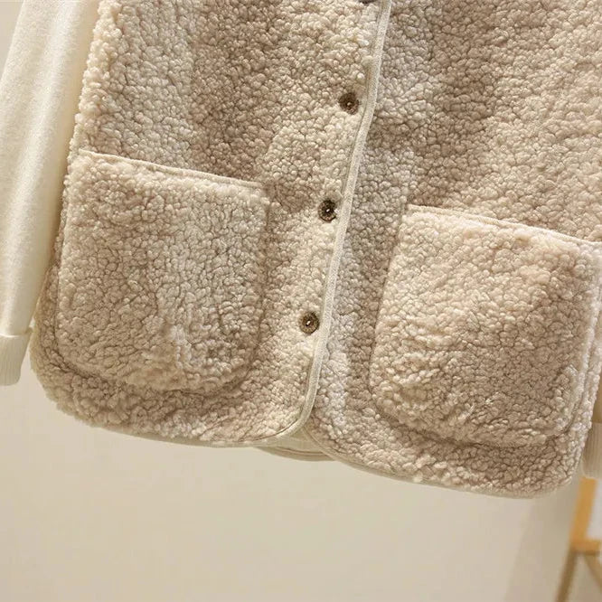 Ærmeløs Strikvest med Knaplukning til Damer – på model