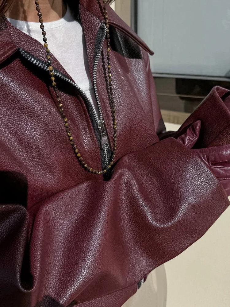 Bordeaux kunstlæderjakke til damer – detalje af lukning og krave