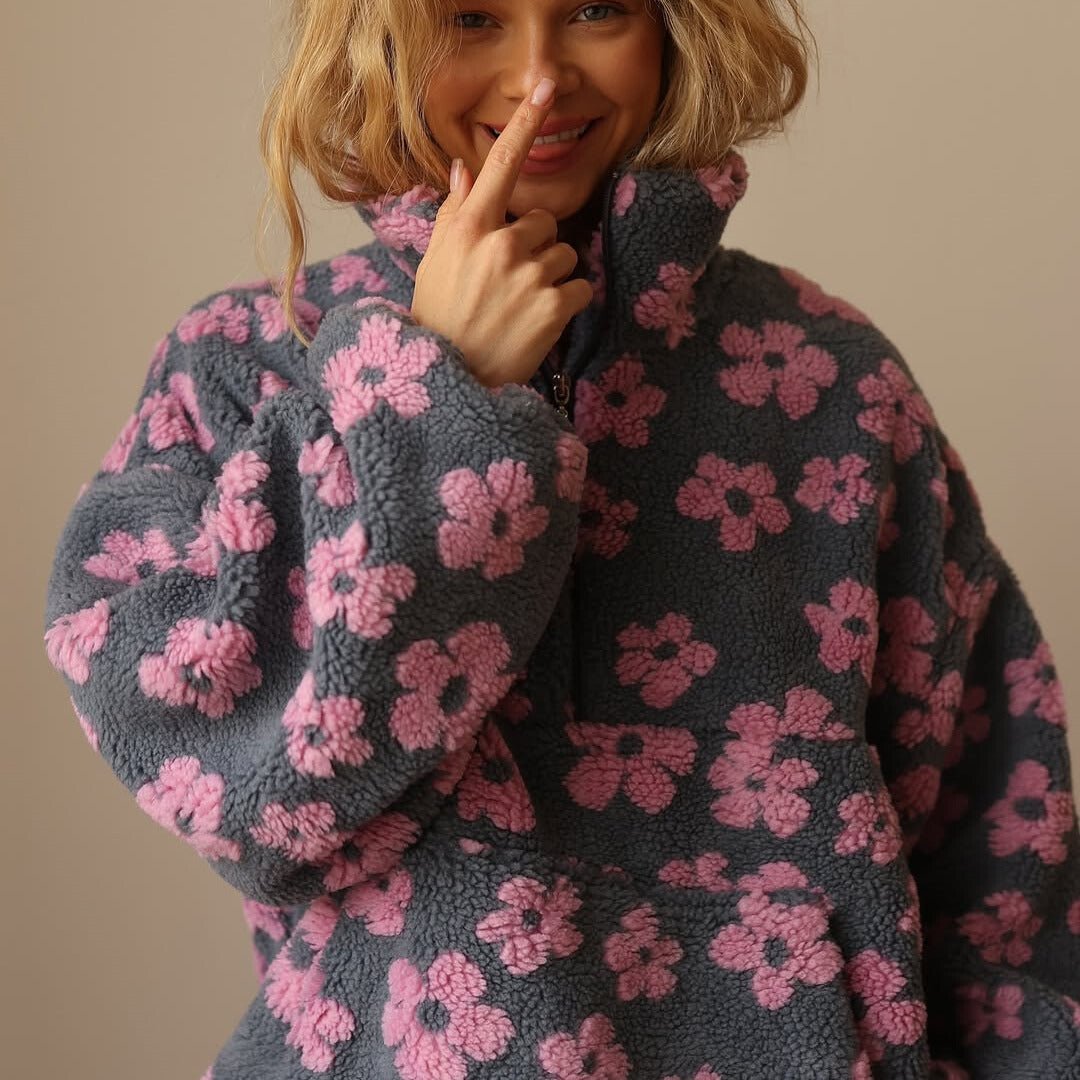 Nærbillede af det bløde teddy fleece-stof og blomstermønsteret