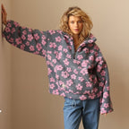Fleece sweateren stylet med jeans til en afslappet hverdagslook