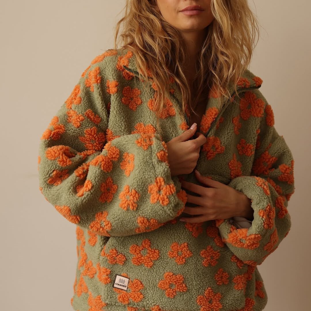Fleece sweateren set fra siden, der viser den oversized pasform